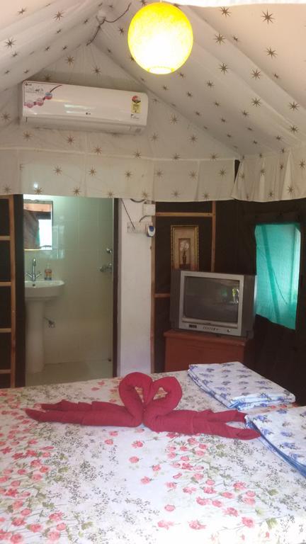 دهرادون Hotel Sukhsadan الغرفة الصورة