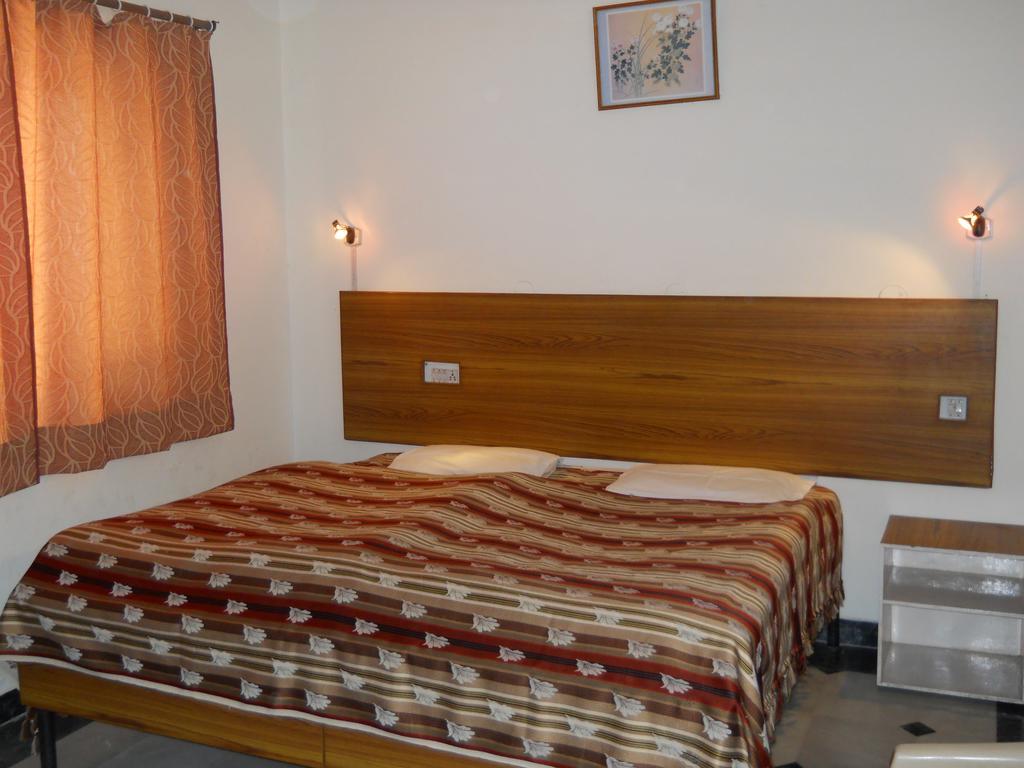 دهرادون Hotel Sukhsadan الغرفة الصورة