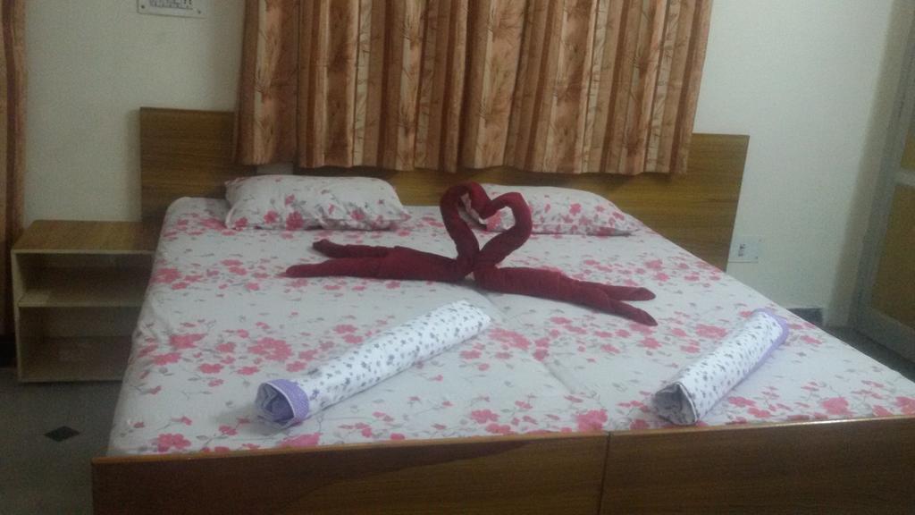 دهرادون Hotel Sukhsadan الغرفة الصورة
