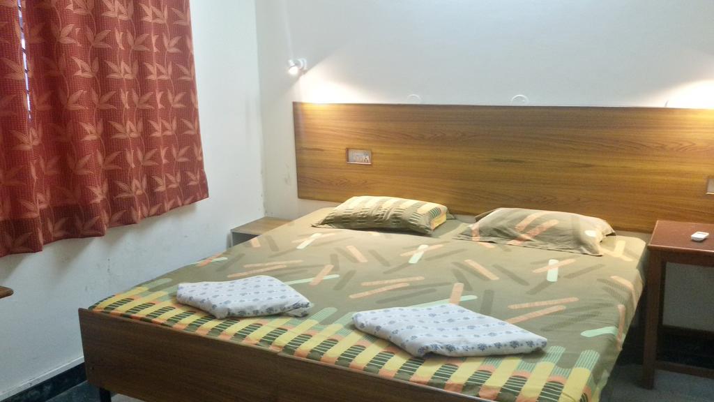 دهرادون Hotel Sukhsadan الغرفة الصورة
