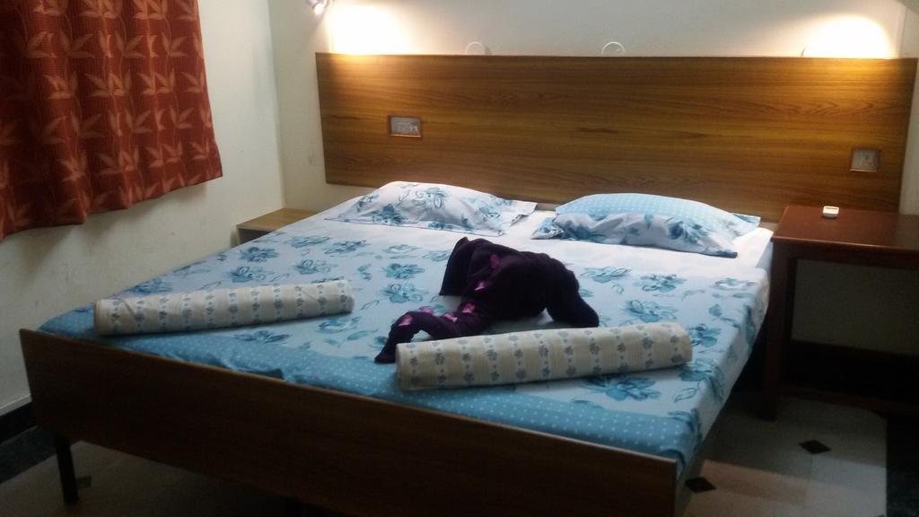 دهرادون Hotel Sukhsadan الغرفة الصورة