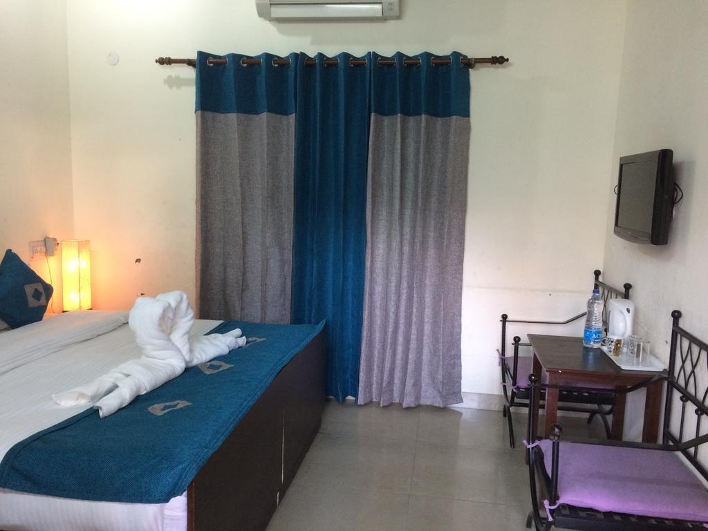 دهرادون Hotel Sukhsadan الغرفة الصورة