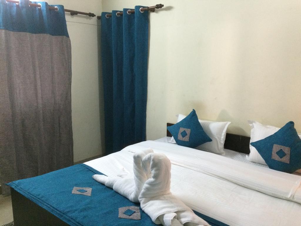 دهرادون Hotel Sukhsadan الغرفة الصورة