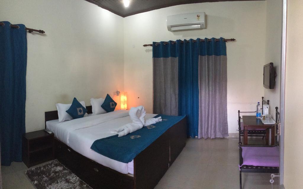 دهرادون Hotel Sukhsadan الغرفة الصورة